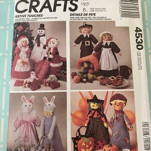 Peut inclure: Un patron de couture vintage pour réaliser des décorations de fête de Noël et d'Halloween. Le patron comprend des instructions pour réaliser un bonhomme de neige, un Père Noël, un pèlerin, une sorcière et un épouvantail. Le patron est intitulé "McCall's Crafts Festive Touches" et "Details de Fete".