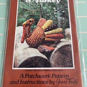 Peut inclure: Un patron de couture vintage pour un dindon en patchwork de 20 cm. Le patron comprend des instructions et est intitulé "A Patchwork Pattern and Instructions by Yours Truly".