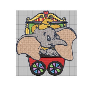 Könnte beinhalten: Gestickter Aufnäher mit einem Cartoon von Dumbo dem Elefanten in einem roten Wagen mit bunten Rädern. Dumbo trägt einen gelben Hut und hat einen grauen Körper mit rosa Ohren. Der Wagen hat eine grün-gelb gestreifte Plane.