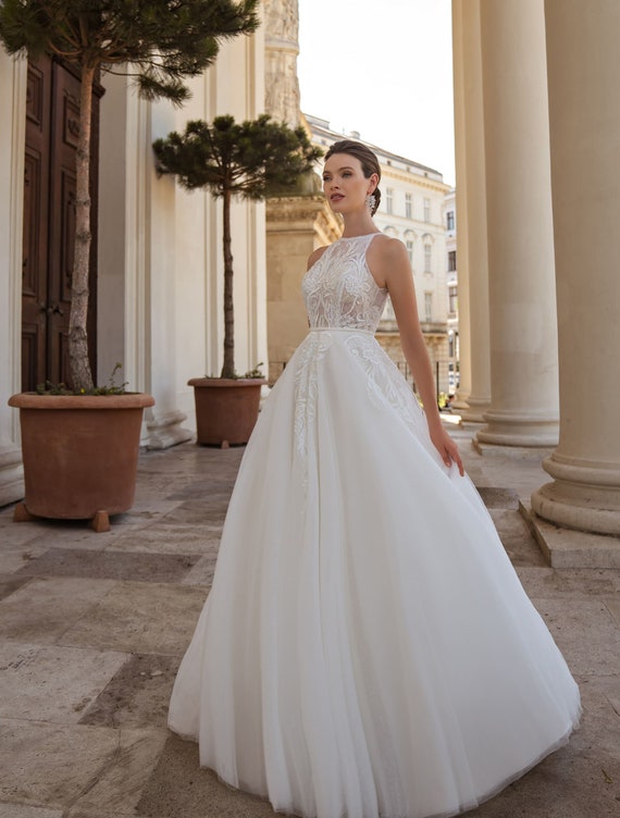 White chiffon wedding best sale dress