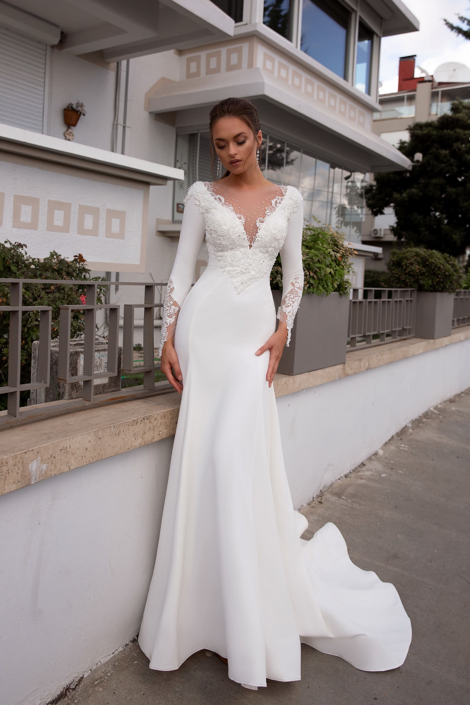Tight white wedding dress discount