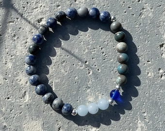 Elastisches Armband mit 6 mm großen blauen Mineralien, die den Erzengel Michael symbolisieren, Schutzsymbol, gefertigt aus Sterlingsilber.
