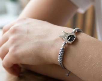 Pulsera inspirada en Totoro en plata de ley macramé gris ajustable