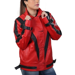 Puede incluir: Una chaqueta de cuero roja con detalles negros y cierre de cremallera. La chaqueta tiene un cuello alto y un cinturón en la cintura.