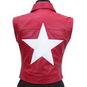 Puede incluir: Chaleco de cuero rojo con una gran estrella blanca en la espalda.