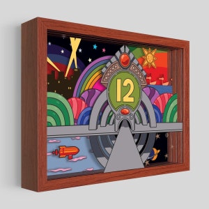 Op de afbeelding: Een ingelijste illustratie van een kleurrijk, gelaagd stadsbeeld met een regenboog, een groene cirkel met het nummer "12" erin en een raket die door de lucht vliegt.