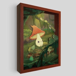 Peut inclure: Une œuvre d'art encadrée représentant une scène de forêt fantaisiste. Un grand champignon avec un visage souriant est le point central, entouré de grenouilles vertes et d'un feuillage luxuriant. L'œuvre est encadrée dans un cadre en bois brun foncé.