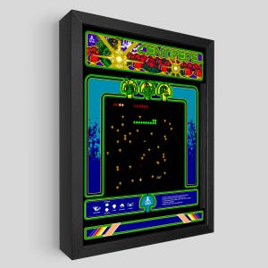 Peut inclure: Impression d'art encadrée du jeu d'arcade Centipede. L'œuvre présente un fond noir avec des graphismes pixélisés verts et jaunes. Le cadre est noir. Le haut de l'impression porte le mot "Centipede" dans une police rétro.