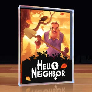 以下が含まれることがあります： 「Hello Neighbor」ゲームのロゴとアートワークが描かれたフレーム入りプリント。口ひげを生やした男性がシャベルを持ち、鳥が木の枝に止まっている様子が描かれています。背景は秋をテーマにしています。