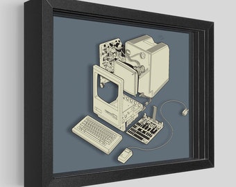 Op de afbeelding: Een vintage computer is gedemonteerd en uitgelegd op een blauwe achtergrond. De computer is beige en heeft een toetsenbord, een muis en een monitor. De monitor is gescheiden van de computertoren, en het moederbord is zichtbaar. De computer is een klassiek ontwerp met een eenvoudige, strakke esthetiek.