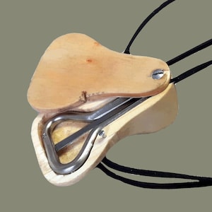 Jew's harp in "G" in gift packaging made of spruce wood with a vegan leather replacement strap.