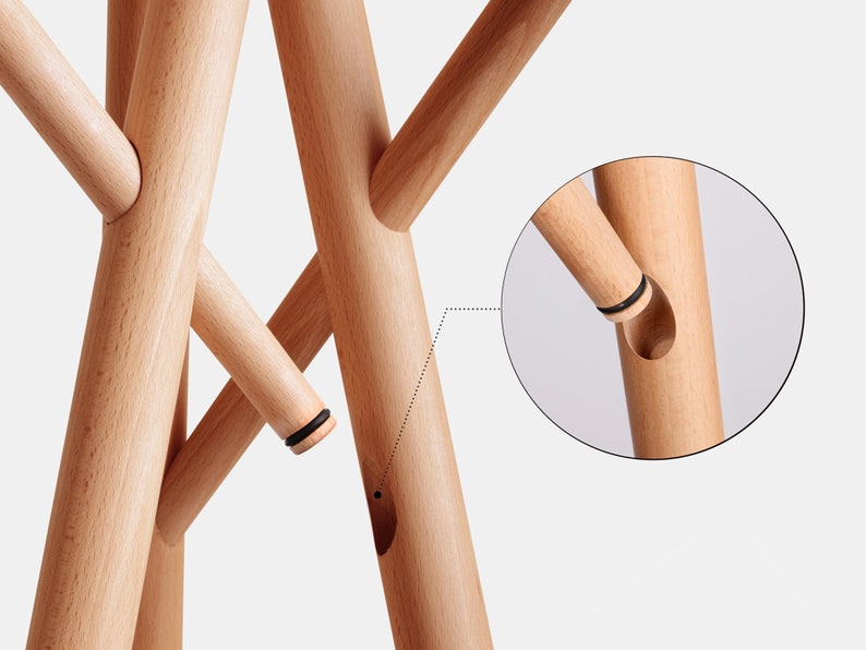 Puede incluir: Un perchero de madera con m&uacute;ltiples ramas que se conectan con un sistema de interbloqueo simple pero efectivo. Las ramas est&aacute;n hechas de madera natural y tienen un color marr&oacute;n claro.
