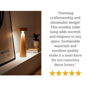 K&ouml;nnte beinhalten: Eine Tischlampe aus Holz mit einer warmen, nat&uuml;rlichen Holzoptik. Die Lampe hat einen zylindrischen Sockel und einen runden Schirm. Die Lampe ist eingeschaltet und strahlt ein warmes Licht ab. Die Lampe steht auf einer wei&szlig;en Oberfl&auml;che mit einem Buch und einer Pflanze im Hintergrund. Der Text "Stunning craftsmanship and minimalist design! This wooden table lamp adds warmth and elegance to any space. Sustainable materials and excellent quality make it a must-have for eco-conscious decor lovers." ist im Bild sichtbar.
