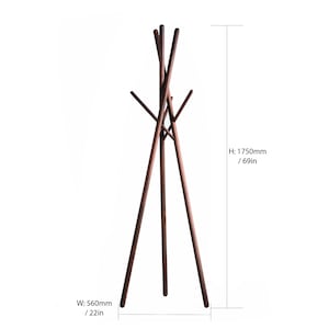 Puede incluir: Un perchero de madera marr&oacute;n con base triangular y m&uacute;ltiples ramas para colgar la ropa. Mide 1750 mm de alto y 560 mm de ancho.