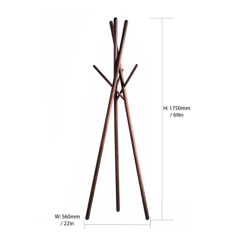 Puede incluir: Un perchero de madera marr&oacute;n con base triangular y m&uacute;ltiples ramas para colgar la ropa. Mide 1750 mm de alto y 560 mm de ancho.