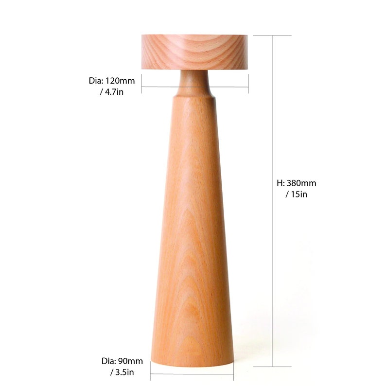 K&ouml;nnte beinhalten: Eine Holztischlampe mit nat&uuml;rlicher Holzoptik. Die Lampe ist 380 mm hoch und hat einen Durchmesser von 120 mm oben und einen Durchmesser von 90 mm unten.