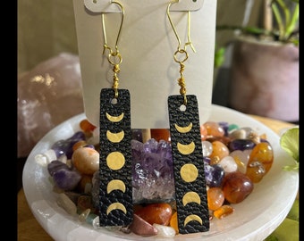Moon phase boho Faux Leather Earrings, Moonphase Earrings, Moonphase Dangle Earrings, Witchy Drop Earrings, Moonphase Hanger Earrings.