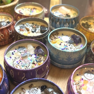 Candele di latta infuse di cristallo zodiacale, piccole candele regalo di cristallo ed erbe, candele di fascino di manifestazione, candele di meditazione, candele regalo di astrologia