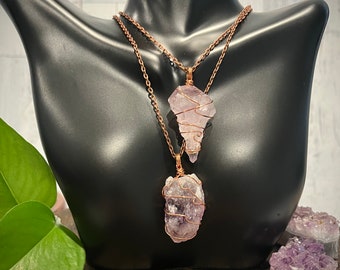 Colgante envuelto en alambre, colgante de amatista, amatista en bruto gruesa, collar con colgante envuelto en alambre, regalo, collar de cristal bohemio curativo.