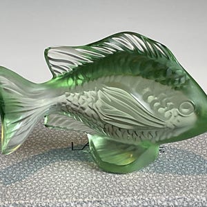 Lalique Grün Jungfer Fisch Figur Signiert Lalique Frankreich in der Originalverpackung
