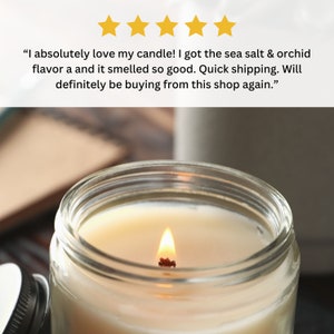 K&ouml;nnte beinhalten: Nahaufnahme einer brennenden Kerze in einem durchsichtigen Glasgef&auml;&szlig;. Die Kerze ist wei&szlig; und die Flamme ist gelb. Die Kerze steht auf einer Holzoberfl&auml;che.