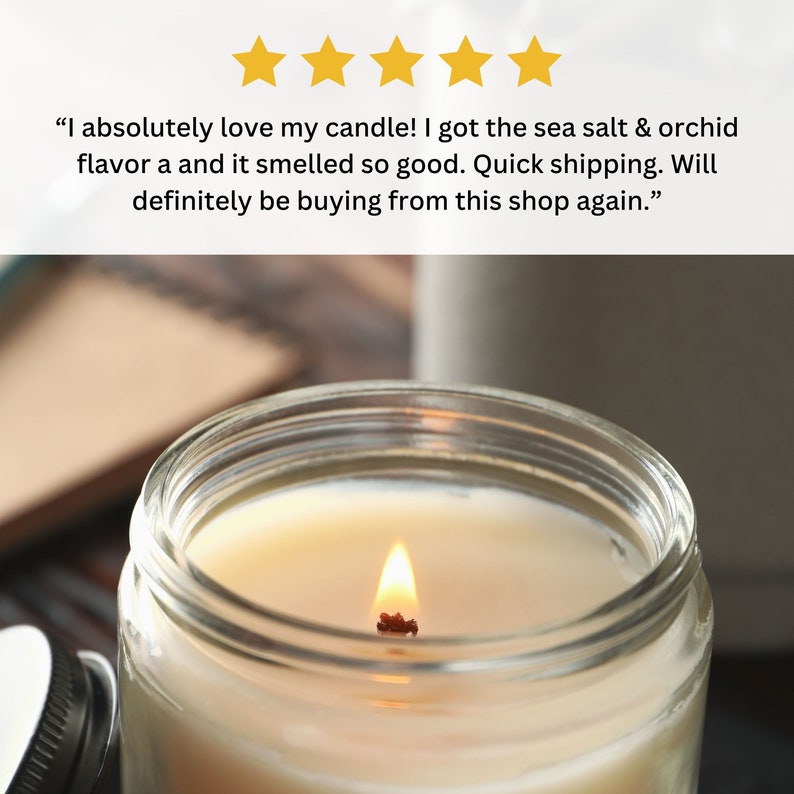 K&ouml;nnte beinhalten: Nahaufnahme einer brennenden Kerze in einem durchsichtigen Glasgef&auml;&szlig;. Die Kerze ist wei&szlig; und die Flamme ist gelb. Die Kerze steht auf einer Holzoberfl&auml;che.