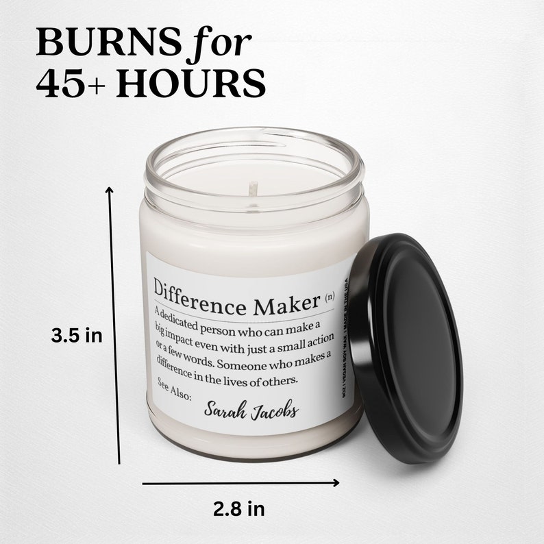 K&ouml;nnte beinhalten: Eine wei&szlig;e Kerze mit einem schwarzen Deckel. Die Kerze ist mit "Difference Maker" beschriftet und enth&auml;lt die Definition des Wortes. Die Kerze ist 8,9 cm hoch und 7,1 cm breit. Sie brennt &uuml;ber 45 Stunden.