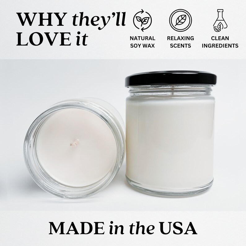 K&ouml;nnte beinhalten: Zwei Glas-Kerzenbeh&auml;lter mit schwarzen Deckeln, gef&uuml;llt mit wei&szlig;em Sojawachs. Die Beh&auml;lter stehen auf einer wei&szlig;en Oberfl&auml;che. Der Text "WHY they'll LOVE it" befindet sich oben im Bild. Der Text "MADE in the USA" befindet sich unten im Bild. Drei Symbole sind &uuml;ber den Beh&auml;ltern abgebildet: ein Recyclingsymbol mit dem Text "NATURAL SOY WAX", ein Blatt mit dem Text "RELAXING SCENTS" und ein Becherglas mit dem Text "CLEAN INGREDIENTS".