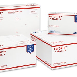 Könnte beinhalten: Vier weiße Priority Mail-Boxen mit roten und blauen Akzenten. Die Boxen sind mit dem Text "Priority Mail" und "Verfolgt & Versichert" beschriftet. Die Boxen haben unterschiedliche Größen: Medium Flat Rate Box, Large Flat Rate Box und Flat Rate Mailing Box.