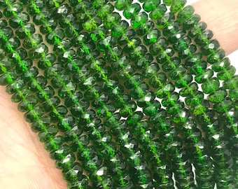 Puede incluir: Una hebra de cuentas de piedras preciosas facetadas verdes. Las cuentas son redondas y tienen un acabado liso y pulido.