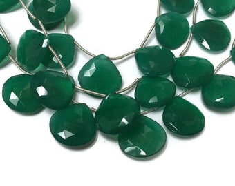 Puede incluir: Una hebra de cuentas de piedras preciosas verdes, cada cuenta está facetada y tiene forma de lágrima. Las cuentas están enhebradas en un alambre de plata.