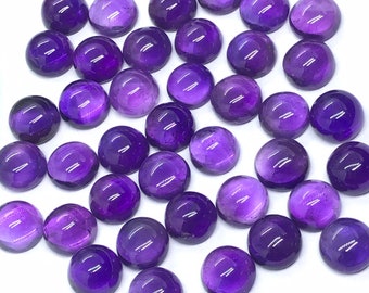 Könnte beinhalten: Eine Sammlung von 40 runden, violetten Amethyst-Cabochons. Die Cabochons sind glatt und poliert, mit einer leichten Variation in Größe und Form.