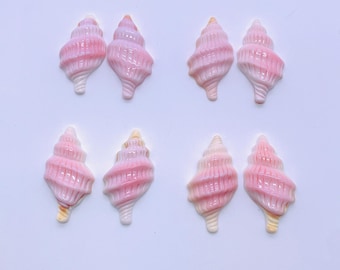 Queen Conch Schelp Carving Sealife • 18 x 35 mm Formaat • Verpakking met 1 paar • AAA-kwaliteit • Platte achterkant • (#121059)