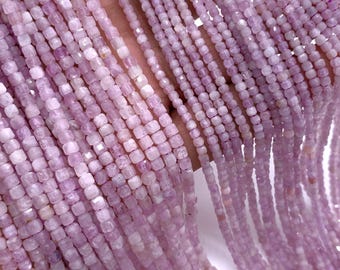 Peut inclure: Un brin de perles carrées facettées de couleur rose pâle. Les perles sont enfilées sur un fil transparent et mesurent environ 4 mm.