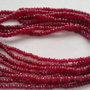 Puede incluir: Una hebra de cuentas de piedras preciosas de color rojo rubí. Las cuentas son facetadas y tienen una forma ligeramente irregular. La hebra mide aproximadamente 45 cm de largo y está compuesta por aproximadamente 100 cuentas.