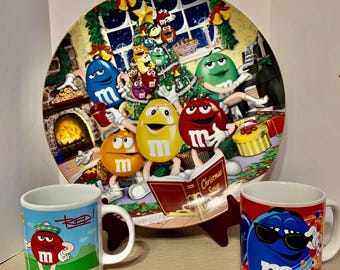 M&M  Mashup again - A wonderful 12 inch MM Christmas plate with 2 Collectible Mugs is Blue with a football and Red playing golf