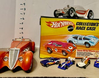 Vintage 1969 Hot Wheels Collector's Case with 1:18 Scale Beatnik Bandit & Speedster