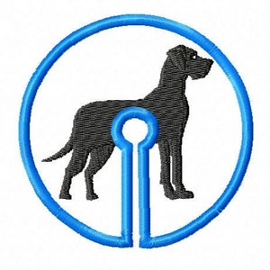 Può includere: Una silhouette nera di un alano in piedi all'interno di un ovale blu. Il cane è rivolto verso il lato destro dell'immagine.
