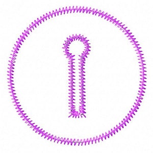 Pode incluir: Desenho bordado roxo de uma letra I dentro de um círculo.