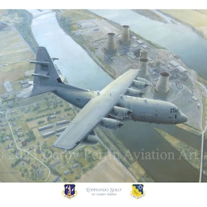 Puede incluir: Un avión de transporte militar gris, un C-130 Hércules, vuela sobre un río y una planta de energía nuclear. El avión está etiquetado como "Commando Solo" y la imagen está titulada "Por Darby Perrin Aviation Art".