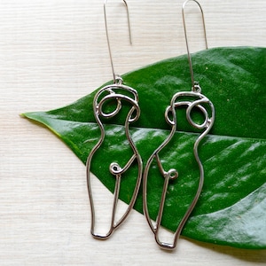 Pendientes colgantes simple elegante cuerpo femenino abstracto Navidad regalo de Navidad regalo de San Valentín para novia amor latón imagen 2