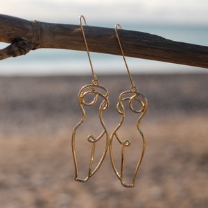 Boucles d'oreilles suspendues simple élégant corps féminin abstrait Noël cadeau de Noël cadeau de Saint Valentin pour petite amie amour laiton image 4