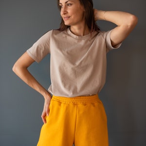 Women's shorts and trousers PDF SEWING PATTERN with step by step tutorial. Sizes XXS-XXXL.
This 2-in-1 PDF sewing pattern lets you create either wide-leg pants or comfortable shorts using one versatile pattern. A smart and practical solution for your handmade wardrobe ✂️
The pattern includes special length guidelines, so you can easily choose whether to sew pants or shorts — just follow the marked lines and customize the final look to your preference.