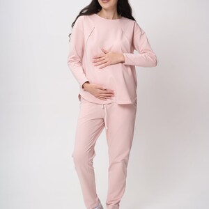 Maternity Pants PDF Sewing Pattern. Pregnancy pants PDF sewing pattern sizes S-3XL with VIDEO tutorial.
Pants for pregnant women feature an elastic inserter, pockets in the side seams, an elasticated waistband with a drawstring.
• Elastic belly panel gently supports a growing bump.
• Side seam pockets for everyday convenience.
• Stretch waistband with a drawstring for flexible fit.
• Loose, comfortable cut for all stages of pregnancy.
• Seam allowances included in all sizes.