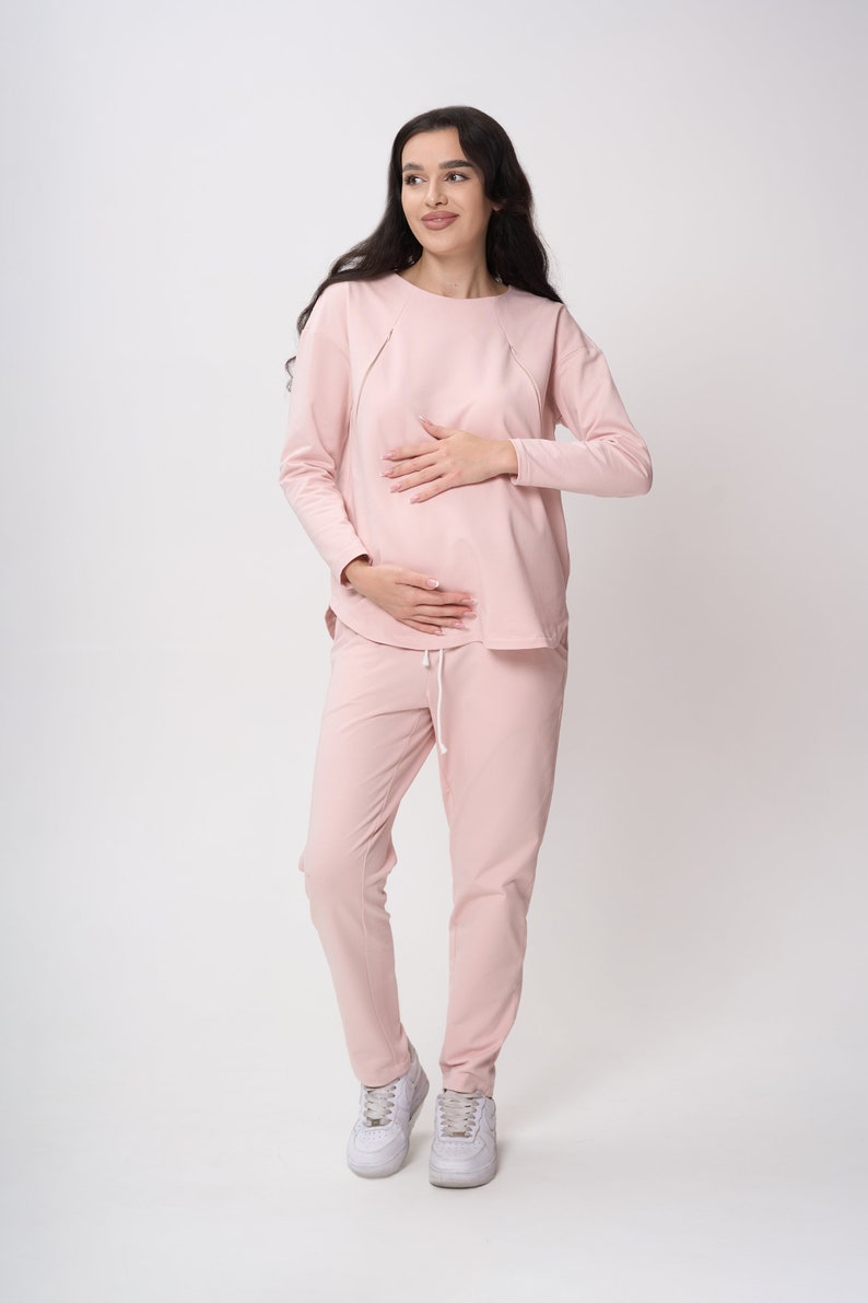 Maternity Pants PDF Sewing Pattern. Pregnancy pants PDF sewing pattern sizes S-3XL with VIDEO tutorial.
Pants for pregnant women feature an elastic inserter, pockets in the side seams, an elasticated waistband with a drawstring.
• Elastic belly panel gently supports a growing bump.
• Side seam pockets for everyday convenience.
• Stretch waistband with a drawstring for flexible fit.
• Loose, comfortable cut for all stages of pregnancy.
• Seam allowances included in all sizes.