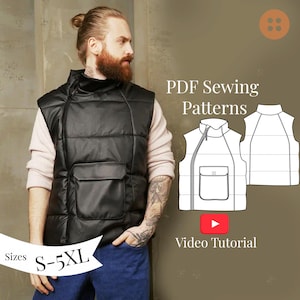 Op de afbeelding: Zwarte gewatteerde bodywarmer met een hoge kraag en een voorzak. De afbeelding bevat een PDF-naaipatroon en een video-tutorial. Maten beschikbaar zijn S-5XL.