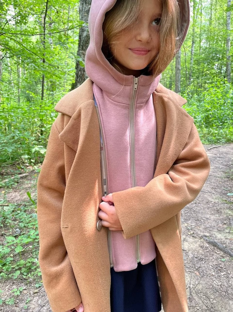 Kids Coat PDF Sewing Pattern – Sizes 7-14 Years + Video Sewing Tutorial

Sew a stylish and warm coat for your child with this easy-to-follow Kids Coat PDF Sewing Pattern! Designed for children aged 7 to 14 years, this pattern includes all necessary sizes and comes with a step-by-step video tutorial, making it beginner-friendly. Perfect for cozy outerwear made from wool, softshell, or rainproof fabrics. Print at home (A4/US Letter) or in A0 format.
