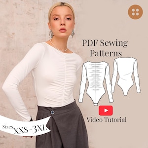 Può includere: Un body bianco a maniche lunghe con la parte anteriore arricciata, abbinato a pantaloni grigi a portafoglio. L'immagine include un modello di cucito PDF e il testo "PDF Sewing Patterns", "Video Tutorial" e "Taglie XXS-3XL".
