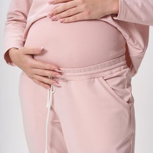 PDF sewing pattern — Maternity Pants 
✅ Sizes S / M / L / XL / 2XL / 3XL 
✅ Full step-by-step video sewing tutorial 
✅ A4 + US Letter (print at home) + A0 (copy shop / plotter) 
✅ Seam allowances included 
✅ Instant digital download
The sewing pattern is ready to download and print.
All inscriptions and symbols on patterns in English.