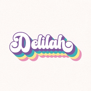 Puede incluir: El nombre "Delilah" está escrito en una fuente retro, colorida y estilizada. Las letras son blancas con un contorno morado y están superpuestas en un patrón de arcoíris.